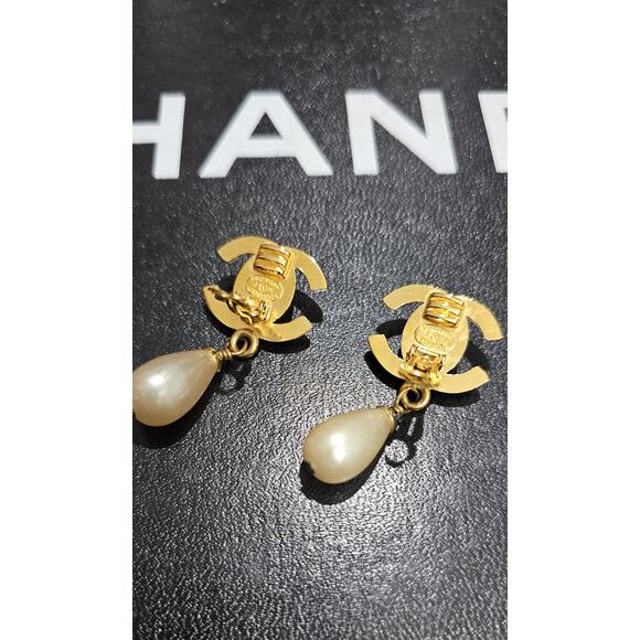 Chanel Classic CC Turnlock and Pearl Drop Earrings 24K Gold Plated - Picture 5 of 7